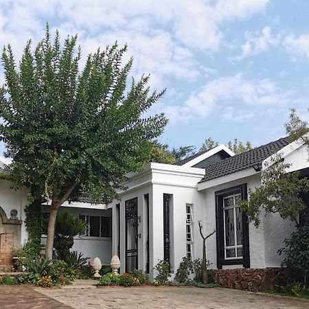 At 98 On Lynburn Guest House Pretoria-Noord Buitenkant foto