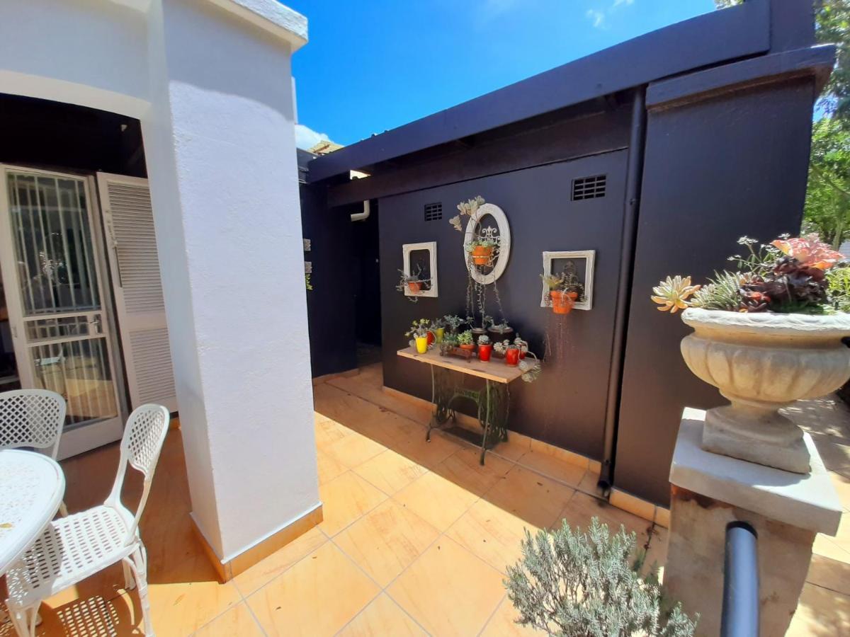 At 98 On Lynburn Guest House Pretoria-Noord Buitenkant foto