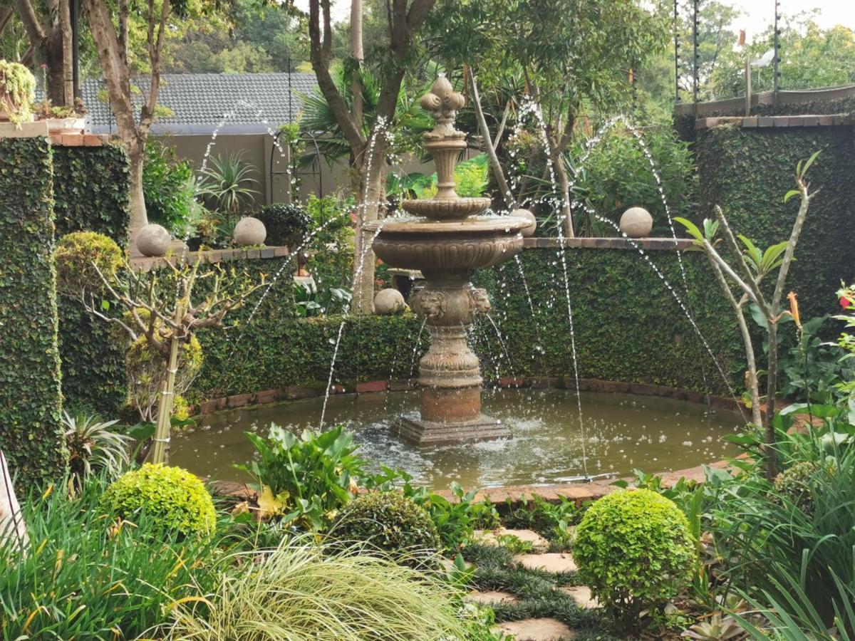 At 98 On Lynburn Guest House Pretoria-Noord Buitenkant foto