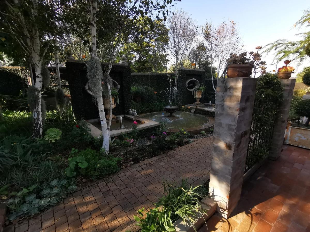 At 98 On Lynburn Guest House Pretoria-Noord Buitenkant foto