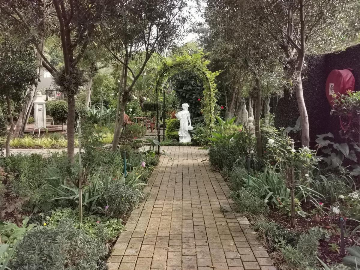 At 98 On Lynburn Guest House Pretoria-Noord Buitenkant foto