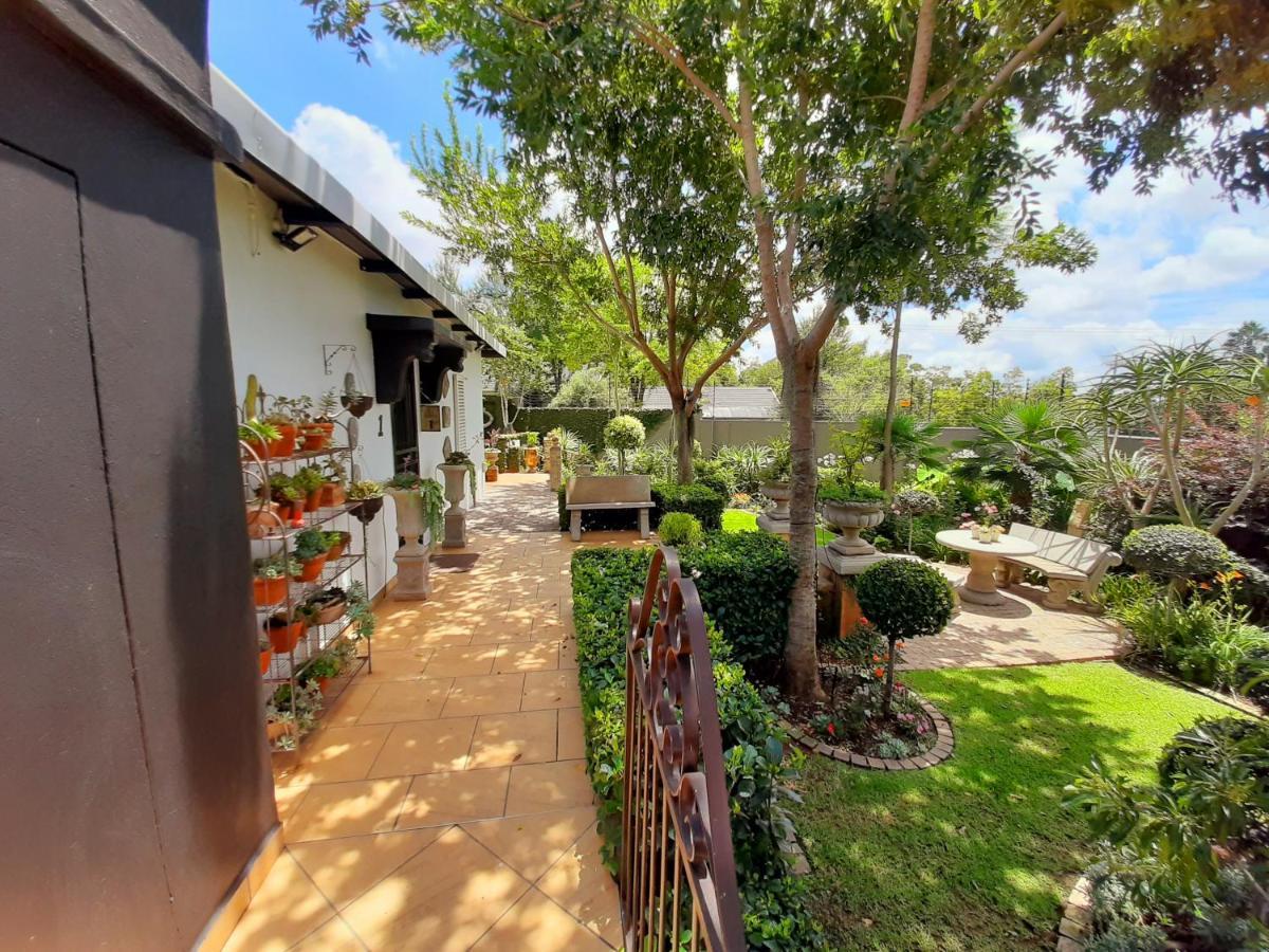 At 98 On Lynburn Guest House Pretoria-Noord Buitenkant foto