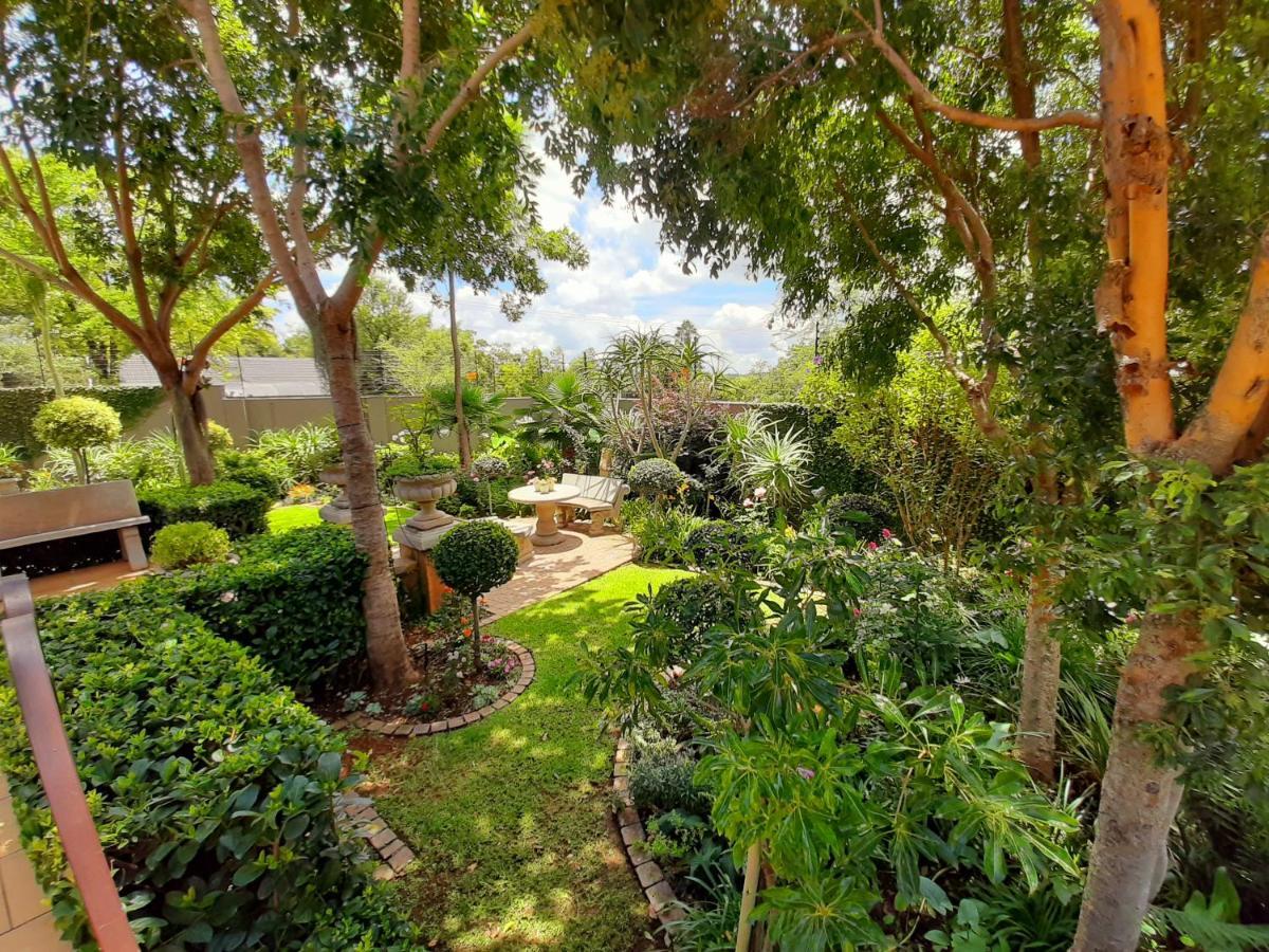 At 98 On Lynburn Guest House Pretoria-Noord Buitenkant foto