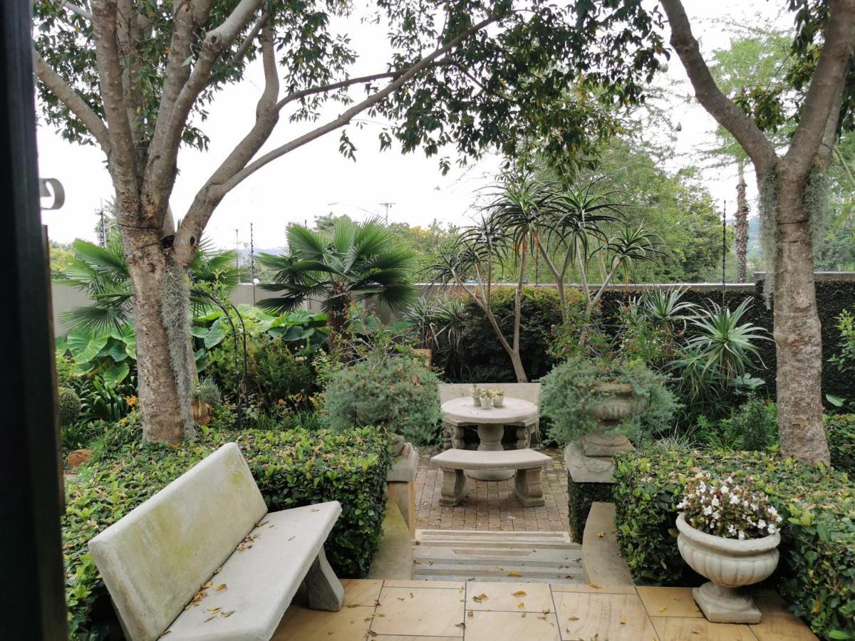 At 98 On Lynburn Guest House Pretoria-Noord Buitenkant foto