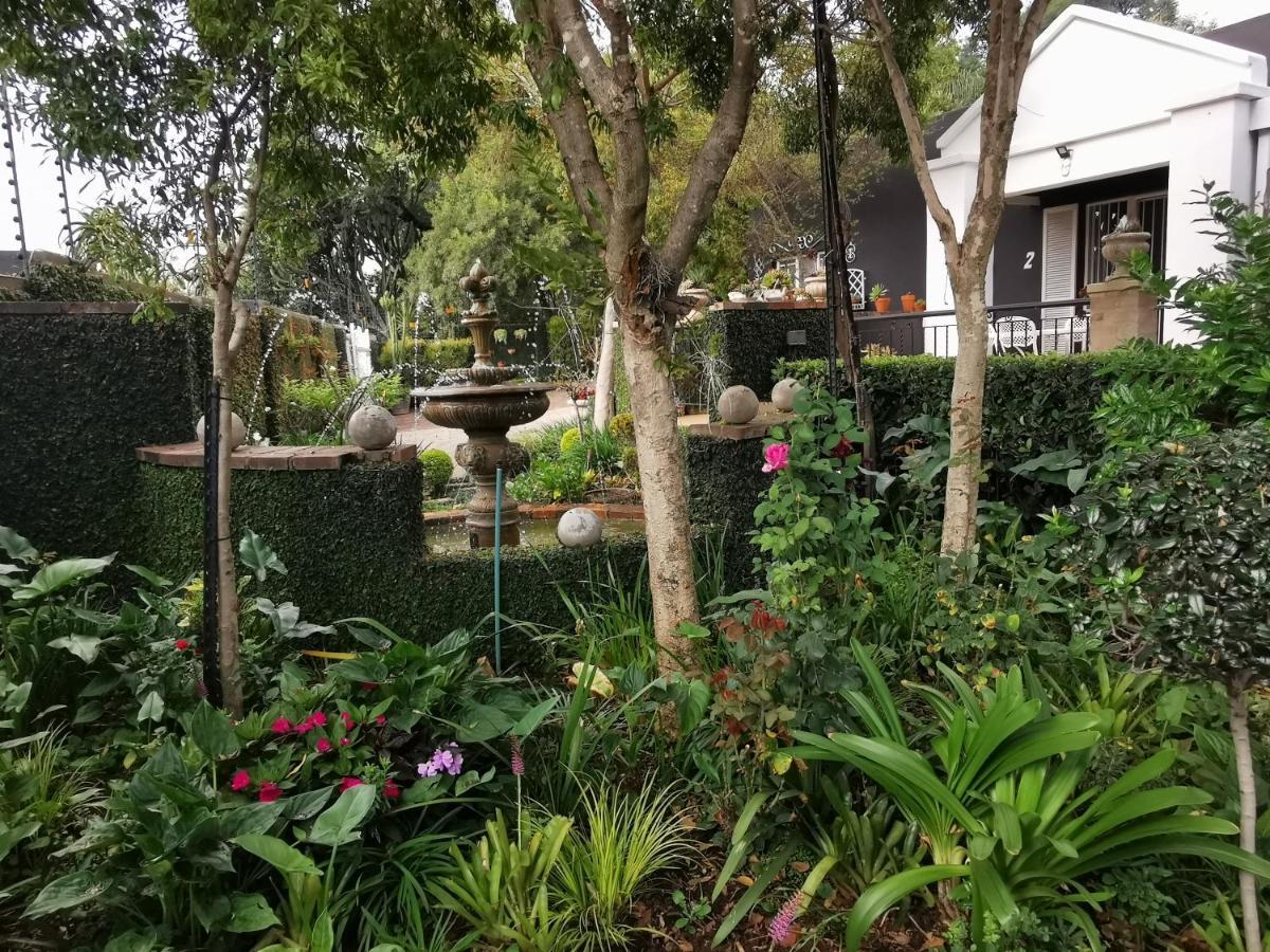 At 98 On Lynburn Guest House Pretoria-Noord Buitenkant foto