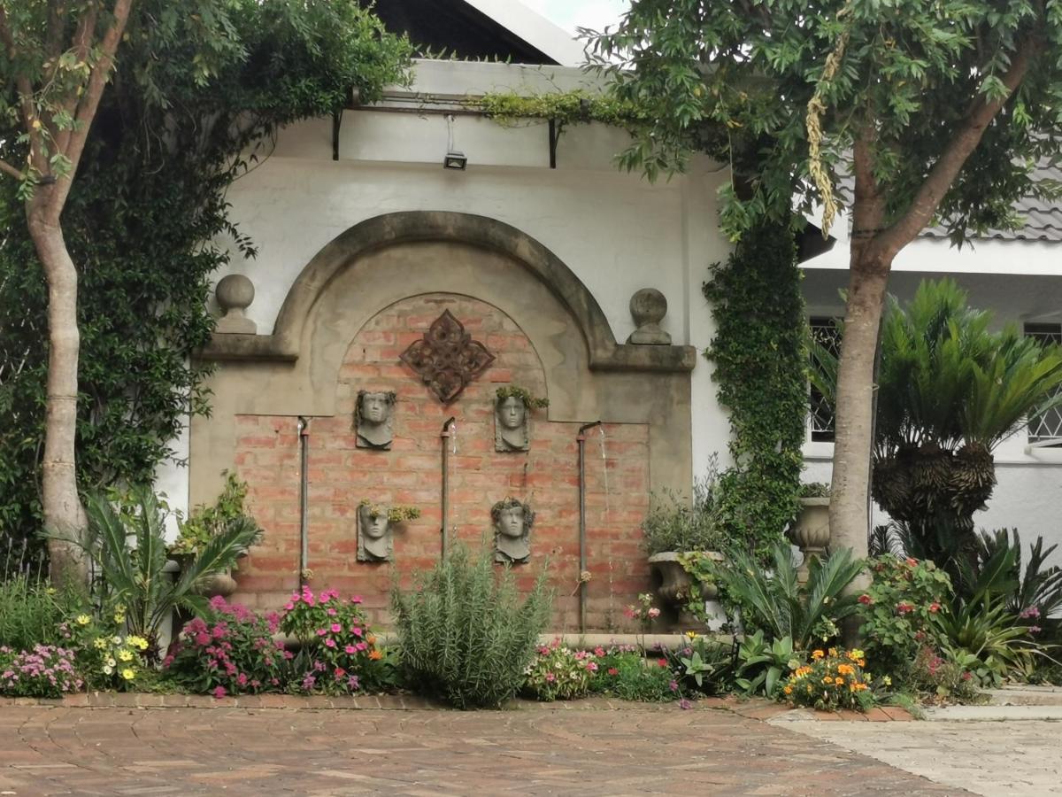 At 98 On Lynburn Guest House Pretoria-Noord Buitenkant foto