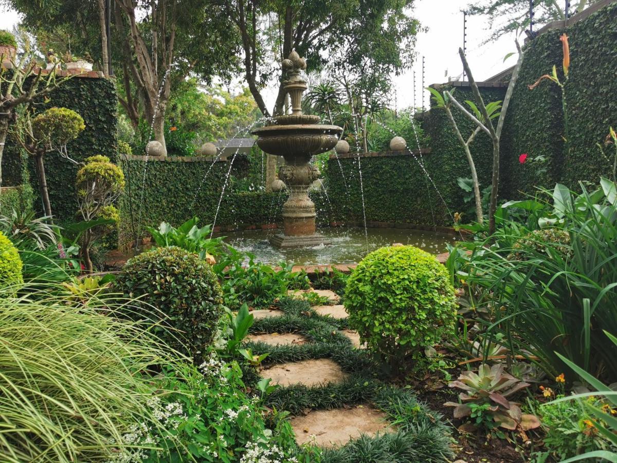 At 98 On Lynburn Guest House Pretoria-Noord Buitenkant foto