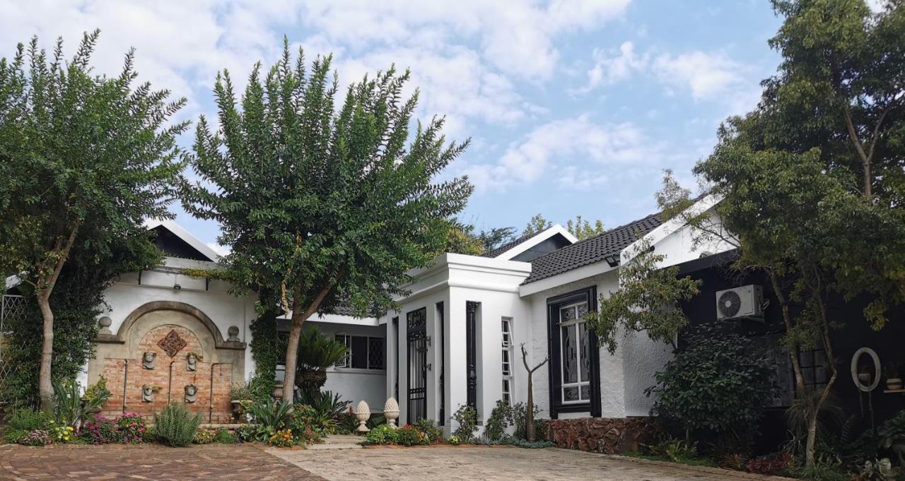 At 98 On Lynburn Guest House Pretoria-Noord Buitenkant foto