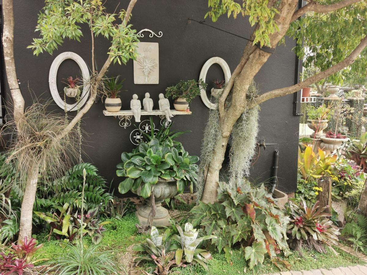At 98 On Lynburn Guest House Pretoria-Noord Buitenkant foto