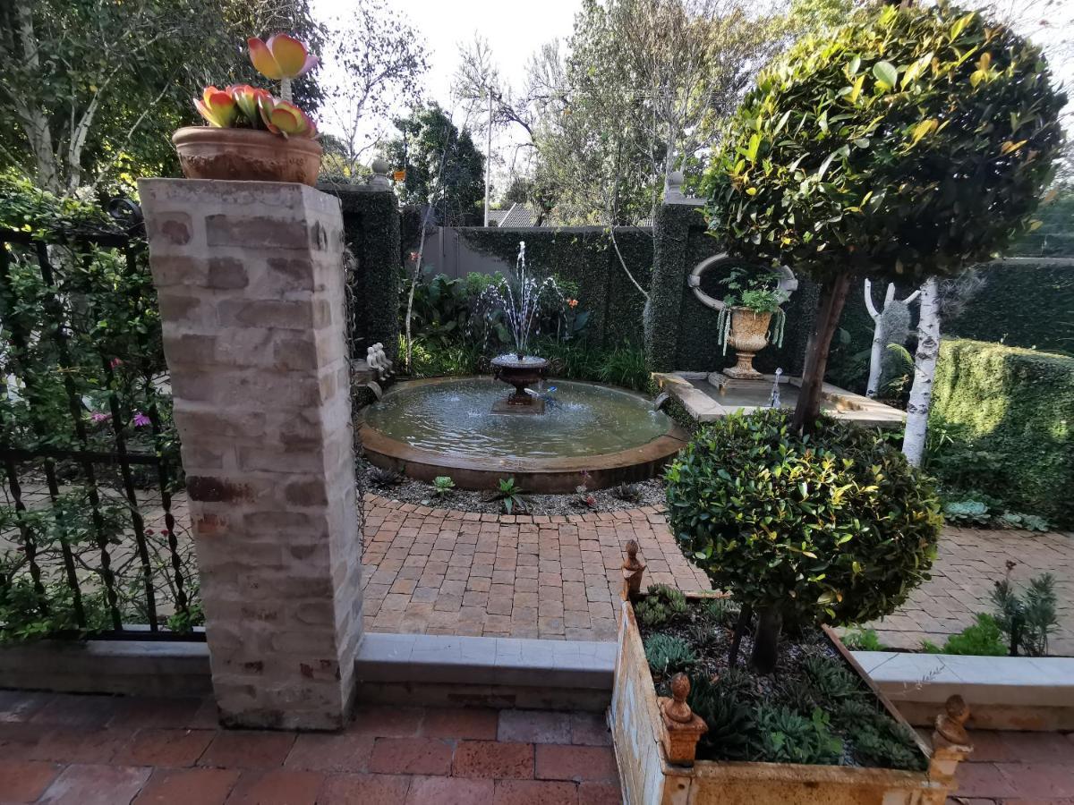 At 98 On Lynburn Guest House Pretoria-Noord Buitenkant foto