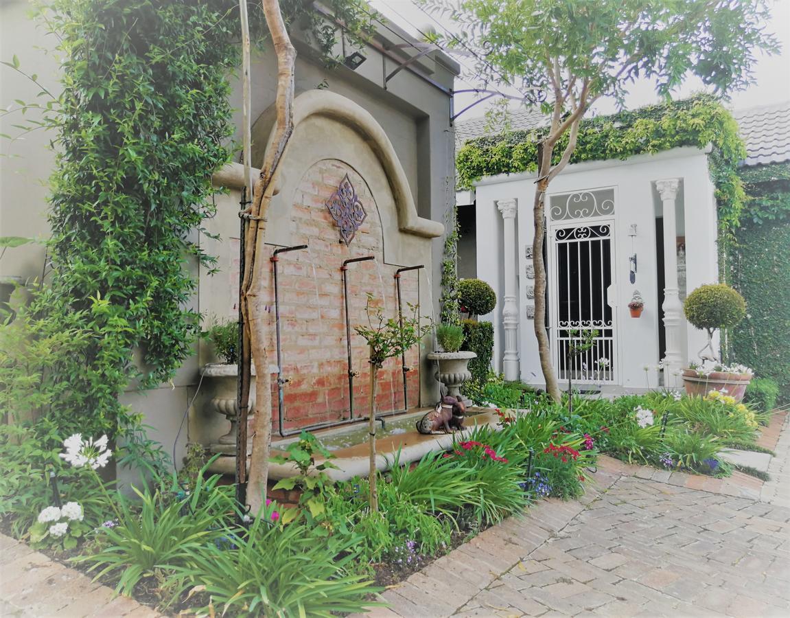 At 98 On Lynburn Guest House Pretoria-Noord Buitenkant foto