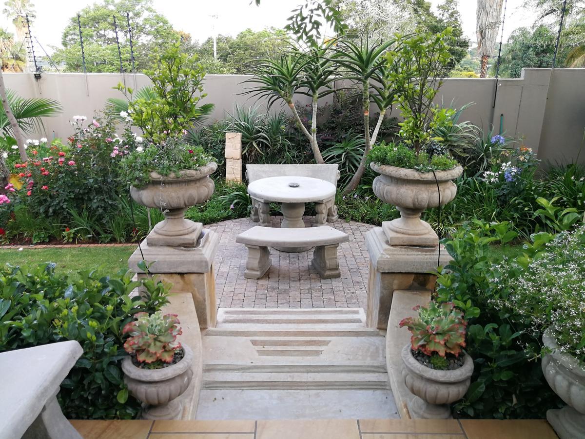 At 98 On Lynburn Guest House Pretoria-Noord Buitenkant foto
