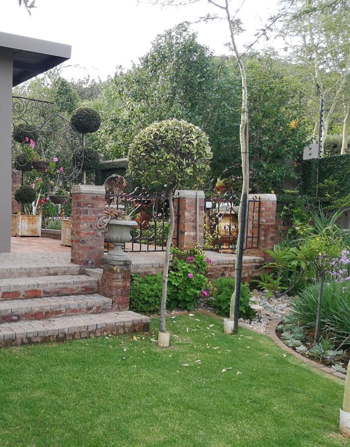 At 98 On Lynburn Guest House Pretoria-Noord Buitenkant foto