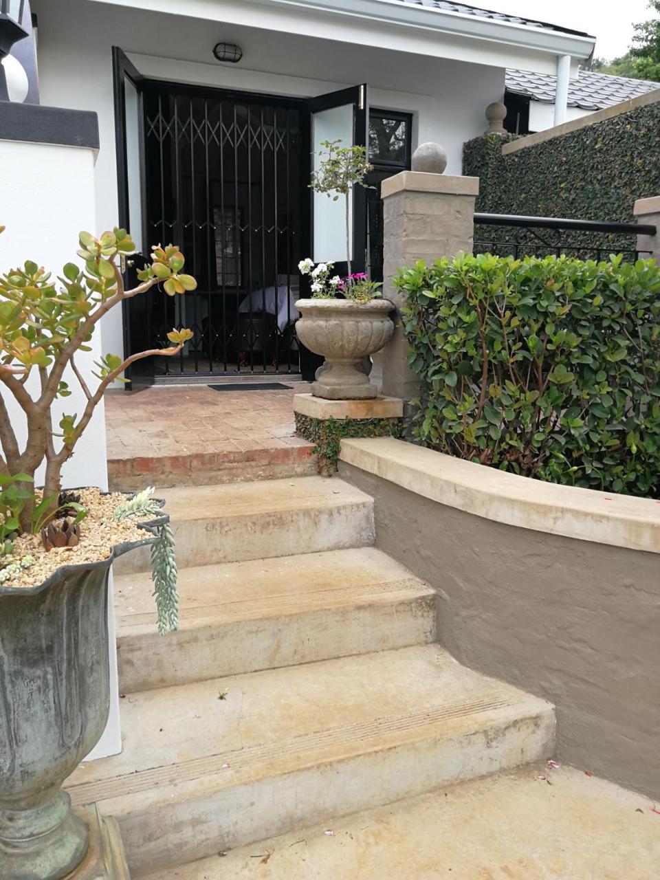 At 98 On Lynburn Guest House Pretoria-Noord Buitenkant foto
